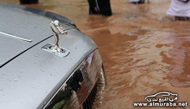 "رولز رويس" جوست الفاخرة غارقة في فيضانات جاكرتا وصاحبها يحاول إخراج المياه التي دخلتها ! 6